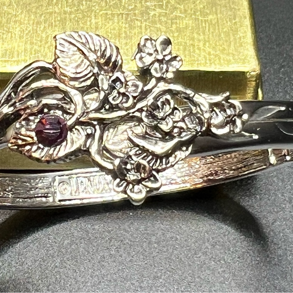 Good Pre owned condition vintage Lenox silver tone bracelet